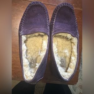 Women’s UGG slippers size 9